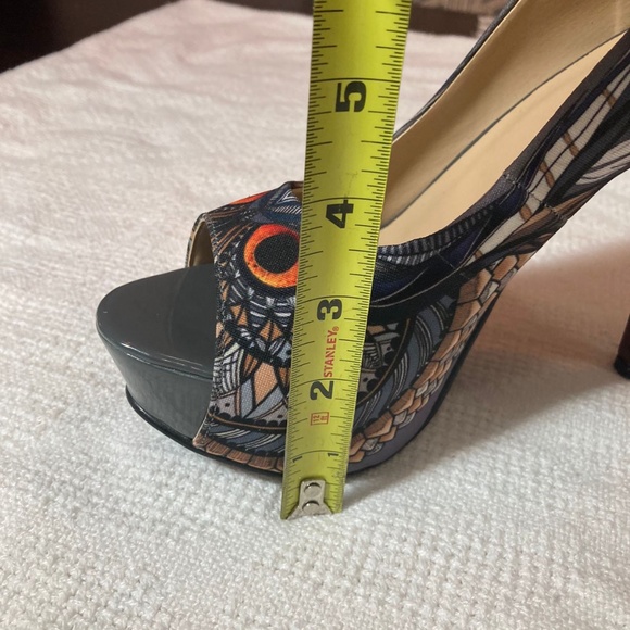 Beautiful Owl Eyes and Feather Open Toe Stiletto - Picture 3 of 7